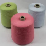 Ba ống sợi nhuộm màu hồng, xanh lá non và xanh nhạt cho tất