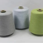 Ba ống sợi nhuộm màu trắng ngà, xanh băng và xanh lá nhạt