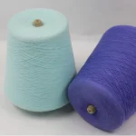 Ba ống sợi nhuộm màu hồng, xanh lá non và xanh nhạt cho tất
