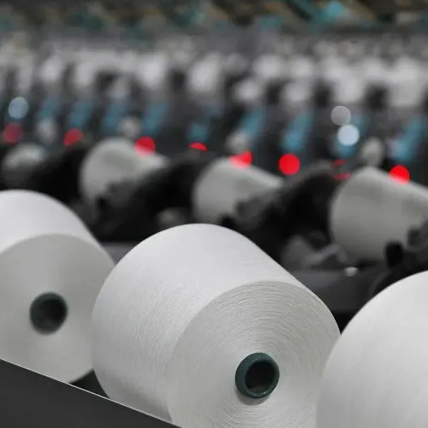 White quick-drying yarn cones on the VI-TEX production line